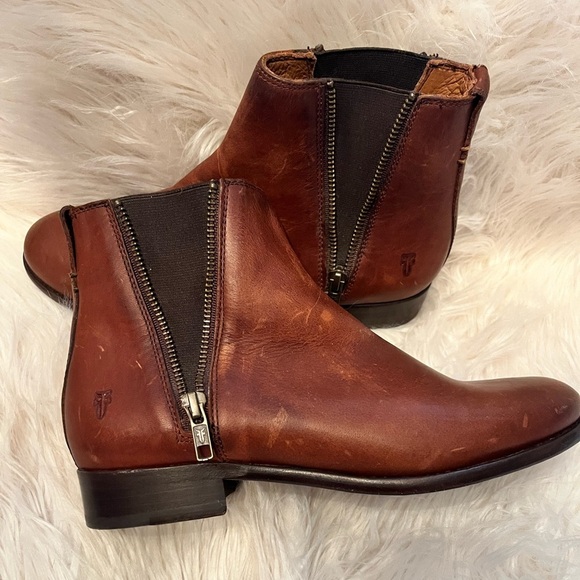 Frye Carly Chelsea Boot in Cognac Size 8 B - Picture 1 of 7
